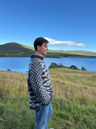 Fisherman's Sweater | Mørk Gråblå og Hvit